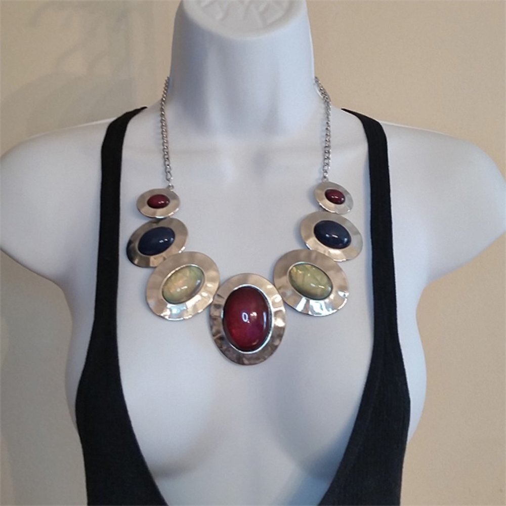 𝅺NWOT Big Silver Tone Medallion Statement Necklace Bejeweled